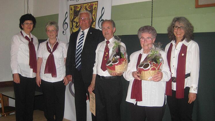 Für ihre Dienste wurden Hans Hofmann und Anneliese Ströhlein (mit Geschenkkörben) zu Ehrenmitgliedern ernannt. Mit auf dem Bild (von links): 2.Vorsitzende Claudia Neubauer, Vorsitzende Maria Lindenberger, Bernhard Zipfel und Schriftführerin Gisela Schnappauf. Foto: Paul Hader