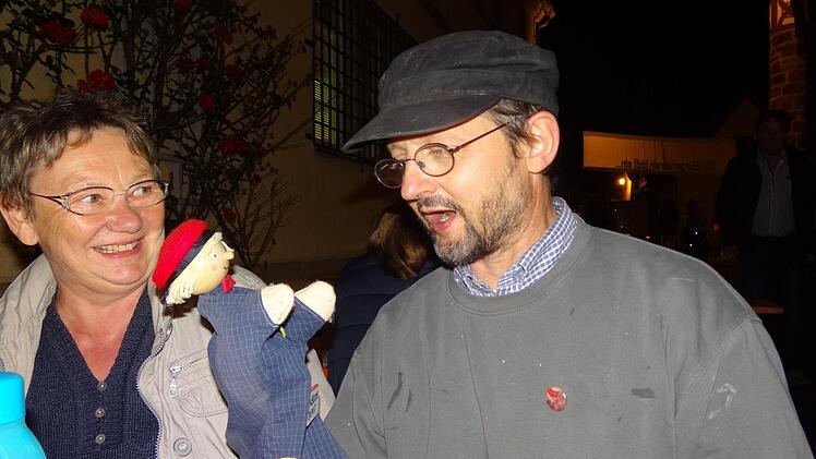 Andreas Remshard (rechts) und sein treues Museumspüppchen brachten auch Hanne Ebert zwischen all den verstaubten und wieder entdeckten Legenden am Fuße des Grauturms zum lachen. Foto: Johanna Eckert