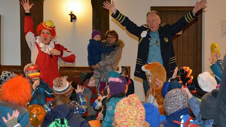 Kindergartenkinder stürmten am Altweiberfasching das Münnerstädter Rathaus. Foto: Björn Hein