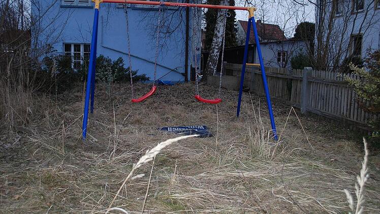 Die Schaukel auf dem umzäunten Grundstück am Konrad-Popp-Platz hatte die Kinder wohl angelockt.