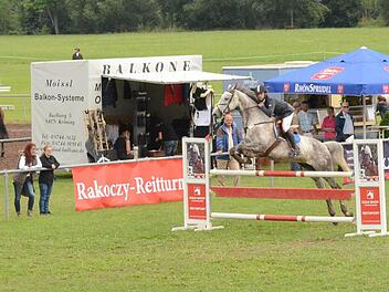 Wenn der Reiter mit den Bewegungen seines Pferdes verschmilzt: Beim Rakoczy-Reitturnier soll sich zeigen, dass mit dem Bad Kissinger Reitsport wieder zu rechnen ist. Foto: Pia Schmitt