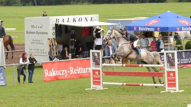 Wenn der Reiter mit den Bewegungen seines Pferdes verschmilzt: Beim Rakoczy-Reitturnier soll sich zeigen, dass mit dem Bad Kissinger Reitsport wieder zu rechnen ist. Foto: Pia Schmitt
