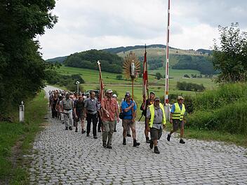 Schranke auf: Für die Wegfurter Wallfahrer öffnet sich einmal im Jahr die Schranke zum Truppenübungsplatz Wildflecken.  Foto: Marion Eckert