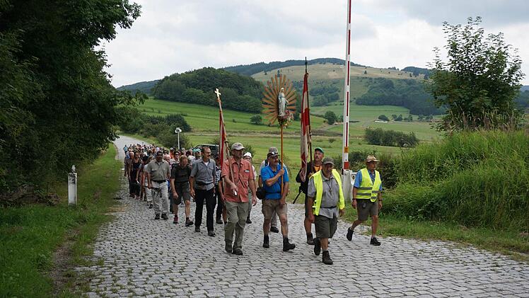 Schranke auf: Für die Wegfurter Wallfahrer öffnet sich einmal im Jahr die Schranke zum Truppenübungsplatz Wildflecken.  Foto: Marion Eckert