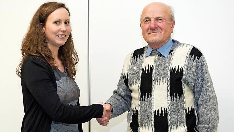 Vorsitzende Judith Hein gratuliert dem Jubilar Edgar Hillenbrand für seine 60-jährige Vereinstreue.  Foto: Björn Hein