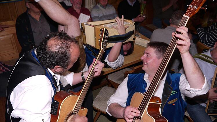 A echte Gaudi: das Wirtshaussingen in Ebersdorf bei Coburg. Foto: Berthold Köhler