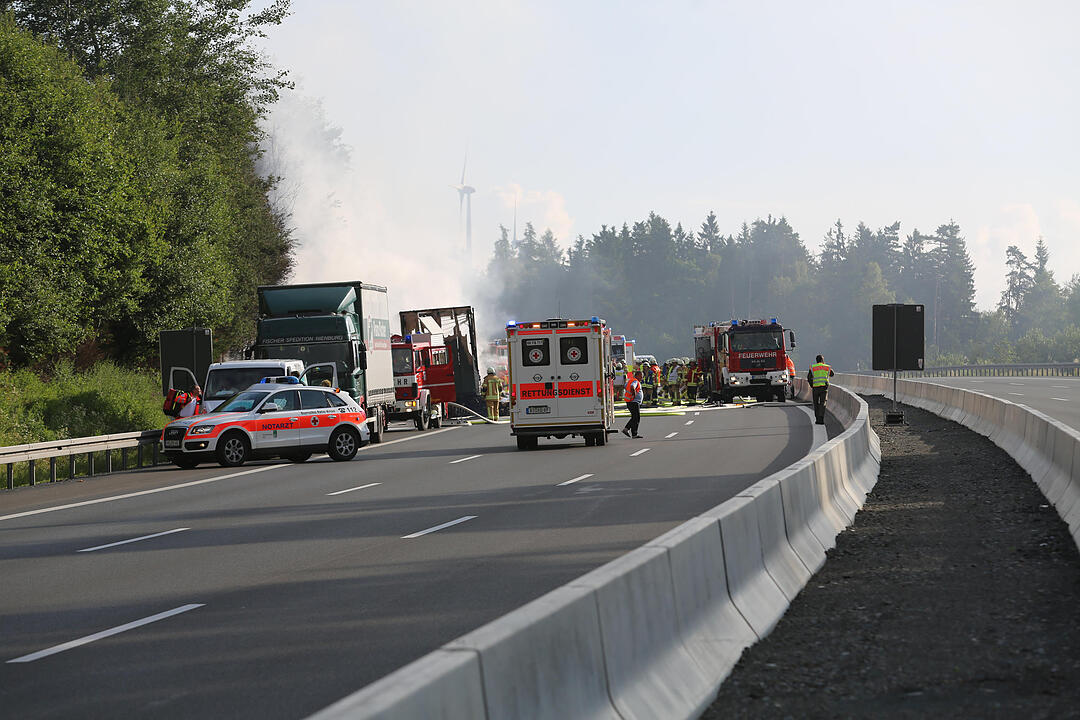 Brennender Reisebus nach Verkehrsunfall - Nach ersten Angaben mehrere Personen verletzt, zum Teil wohl auch schwer – Autobahn komplett gesperrt – Großaufgebot an Einsatzkräften vor Ort – Vier Rettungshubschrauber auf der Autobahn gelandet