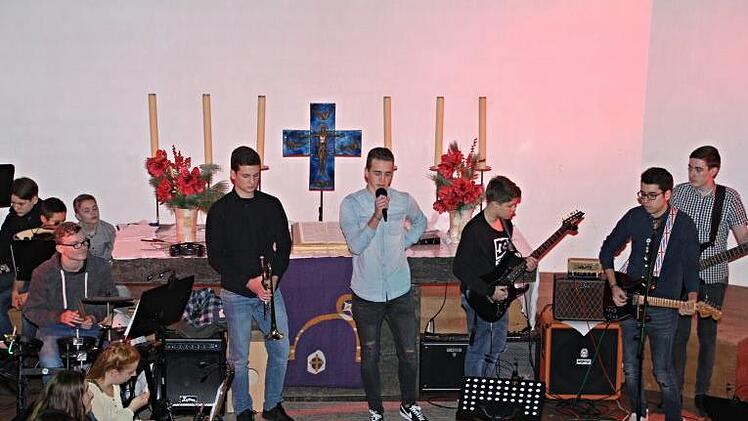 Die Schulband der Realschule Ebern mit "Bandleader" Daniel Palacios-Rausch (rechts). Helmut Will
