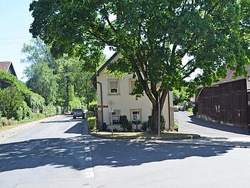 Für diese Stelle soll ein Fußgängerüberweg über die Staatsstraße 2208 in Mannsgereuth beantragt werden. Foto: Thomas Micheel