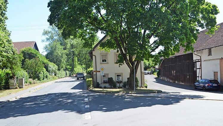 Für diese Stelle soll ein Fußgängerüberweg über die Staatsstraße 2208 in Mannsgereuth beantragt werden. Foto: Thomas Micheel