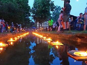 Eine wundervolle Illumination: Die Lichter und schwimmenden Feuerschalen spiegeln sich im Wasser des Mühlbaches. Fotos: Peter Bäumel