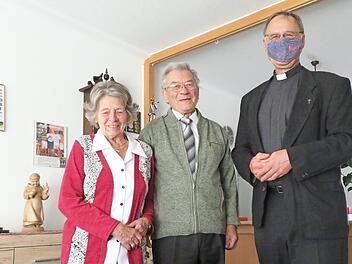 Klaus Möß schenkte seiner Gattin Irene für jedes Ehejahr eine rote Rose, Pfarrer Geoerg Birkel gratulierte herzlich. Foto: Monika Schütz
