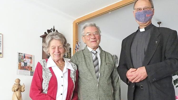 Klaus Möß schenkte seiner Gattin Irene für jedes Ehejahr eine rote Rose, Pfarrer Geoerg Birkel gratulierte herzlich. Foto: Monika Schütz