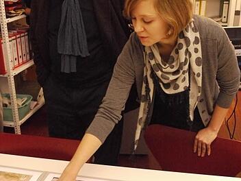 Eva Winter erklärt Hermann Ammon vom Pfalzförderverein die Herstellungstechnik ihrer Grafiken. Foto: Lindner