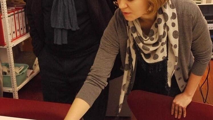 Eva Winter erklärt Hermann Ammon vom Pfalzförderverein die Herstellungstechnik ihrer Grafiken. Foto: Lindner