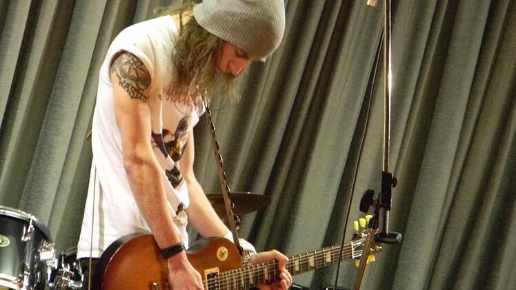 Christian Gütlein beherrscht das Spiel an der Gitarre.