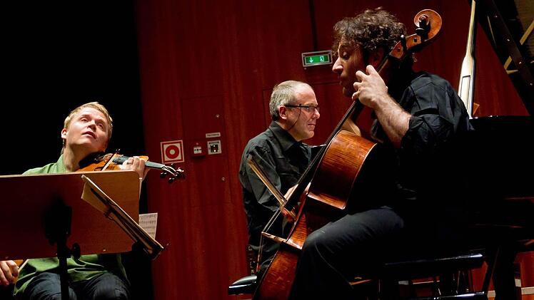 Der Geiger Pekka Kuusisto, der Pianist Alexander Lonquich und der Cellist Nicolas Altstaedt (von links) begeisterten bei ihrem Gastspiel im Kongresshaus. Foto: Jochen Berger