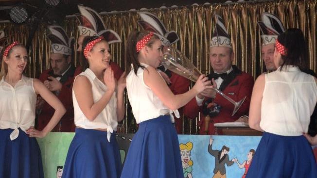 Aus einem &uuml;berdimensionalen Sektglas durften die M&auml;dels der Tanzgruppe "Black Diamonds" einen Schluck nach ihrem Auftritt nehmen.