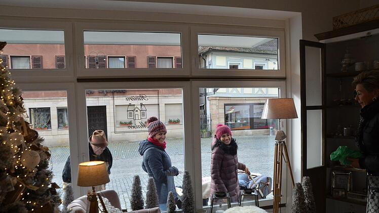 Passanten riskieren einen Blick durchs Fenster.
