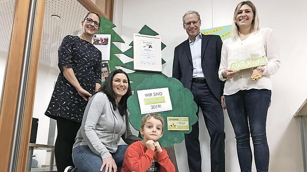 &Uuml;ber die Zertifizierung freuen sich Pfarrerin Nina M&uuml;tzlitz (v.l.), Mitarbeiterin Claudia Franke, Henry, B&uuml;rgermeister German Hacker und Kita-Leiterin Agnes G&uuml;thlein.  Foto: Michael Busch
