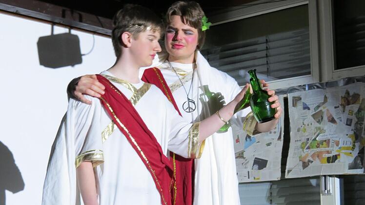 Zeus ist frustriert. Die Menschen haben einen eigenen Willen und gehorchen nicht. Wie Dionysos findet er Trost im Wein.