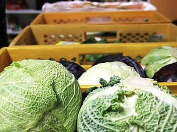 Das Angebot an Obst und Gemüse wechselt wöchentlich.  Heute stehen Wirsing, Weiß- und Blaukraut auf dem Speiseplan. Fotos: Katja Kölbl