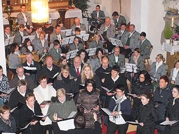 Der Musikverein Stangenroth und der Gesangverein Philharmonia, ProTon und die Stangenrot(h)kehlchen traten in der Kirche auf.  Foto: Björn Hein