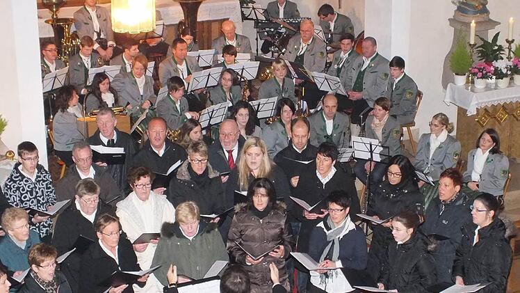 Der Musikverein Stangenroth und der Gesangverein Philharmonia, ProTon und die Stangenrot(h)kehlchen traten in der Kirche auf.  Foto: Björn Hein
