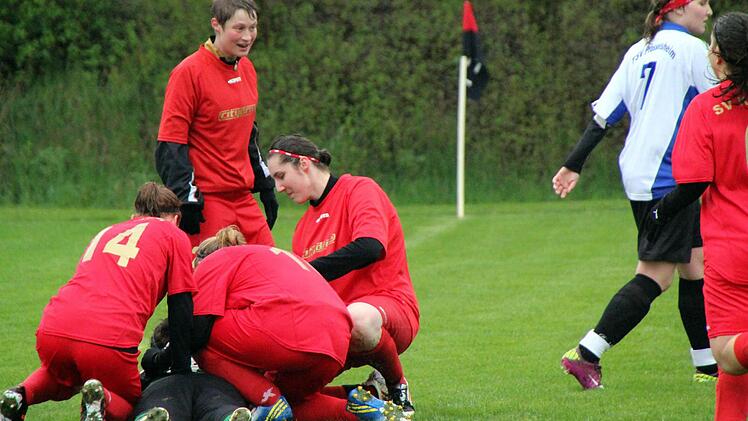 Während die Kürnacher Spielerinnen nach dem gehaltenen Strafstoß ihre Keeperin Carina Dippold fast erdrücken, geht die Prosselsheimer Schützin Marion Deues geknickt aus den Strafraum. Foto: Thomas
