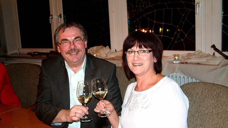 Auch Bürgermeister Bernhard Ruß und Gattin Renate gehörten zu den Genießern der Weinprobe im Sander Rathaussaal.