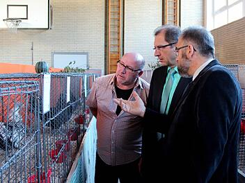 Gemeinderat Uwe Pöschl und Schirmherr Wolfgang Kramer ließen sich von Johannes Weiß (v. l.) in die Geheimnisse der Geflügelzucht einweisen. Fotos: Johanna Blum