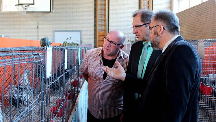 Gemeinderat Uwe Pöschl und Schirmherr Wolfgang Kramer ließen sich von Johannes Weiß (v. l.) in die Geheimnisse der Geflügelzucht einweisen. Fotos: Johanna Blum