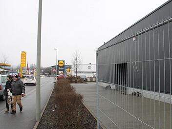 Der schwarze Würfel der ehemaligen Merkur-Spielothek in der Albert-Ruckdeschel-Straße wird umgebaut - hier geht K & L Ruppert rein. Foto: Stephan Tiroch