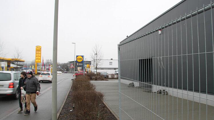 Der schwarze Würfel der ehemaligen Merkur-Spielothek in der Albert-Ruckdeschel-Straße wird umgebaut - hier geht K & L Ruppert rein. Foto: Stephan Tiroch