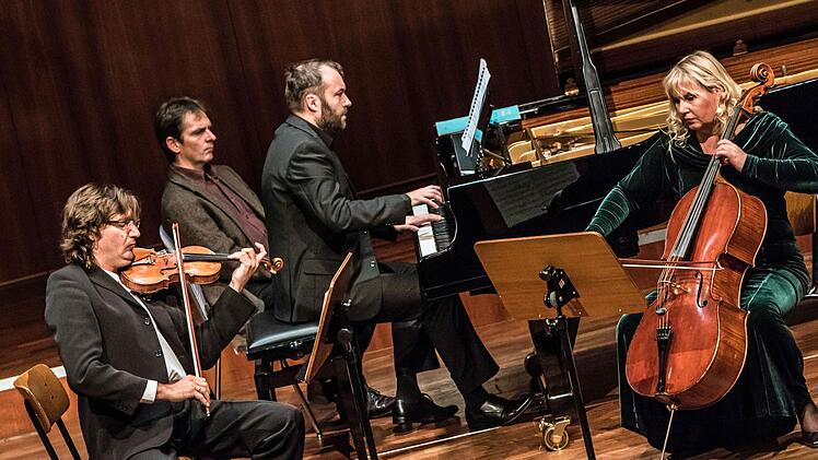 Mit seinem klangvollen Zusammenspiel beeindruckte das Plawner-Trio bei seinem Coburg-Gastspiel im Kongresshaus Rosengarten (von links): Piotr Plawner (Violine), Piotr Saljczyk (Klavier) und Isabella Klim (Violoncello). Foto: Jochen Berger