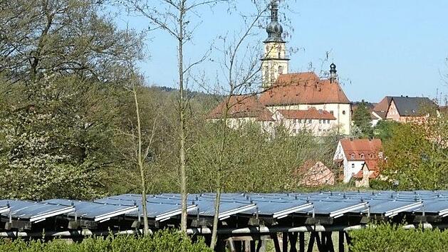 Noch ist die Solaranlage leistungsfähig genug, um das Wasser im Schwimmbecken zu erwärmen. Doch ein Teil der Kollektoren ist bereits ausgefallen. Foto: Dagmar Besand