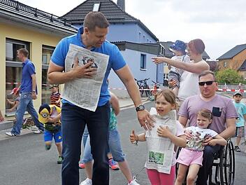 Auch die kleine Sophia und ihr Papa nahmen am lustigen "Zeitung-vor-dem-Bauch-Wettrennen" teil. Foto: privat