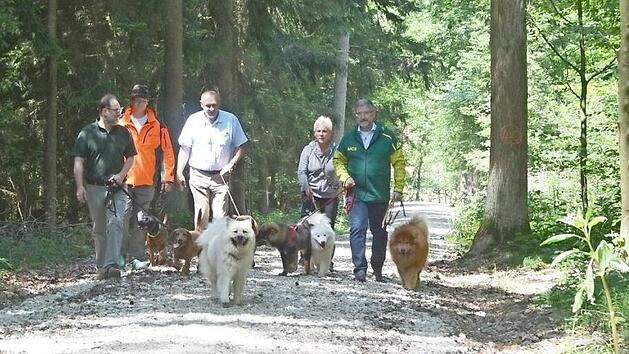 "Testlauf" mit Hunden auf dem neuen Verbindungsweg im Lahm (von links): Bernd Lauterbach, Revierförster Gregor Janus, Albert Schrenker, Daniela Busch und Landrat Michael Busch Foto: Rainer Lutz