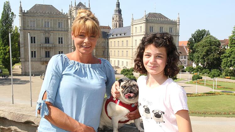 Marion Probst mit Tochter Cora und Mops EmelyFoto: Wolfgang Desombre