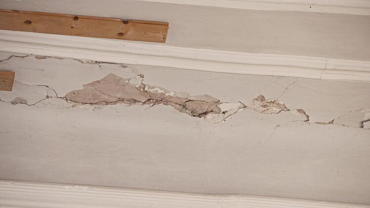 Risse sind in der gesamten Kirche sichtbar. Foto: Helmut Will