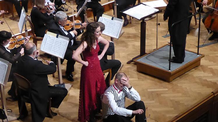 Co-Sopranistin Jenifer Lary hat ihre männlichen Kollegen im Griff. Foto: Gerhild Ahnert