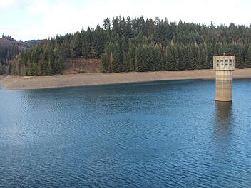 Über den Entnahmeturm der Ködeltalsperre fließen jährlich etwa 12,6 Millionen Kubikmeter Wasser ins Leitungsnetz der Fernwasserversorgung Oberfranken (FWO). Foto: Andreas Schmitt