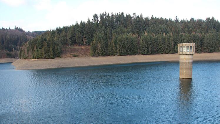 Über den Entnahmeturm der Ködeltalsperre fließen jährlich etwa 12,6 Millionen Kubikmeter Wasser ins Leitungsnetz der Fernwasserversorgung Oberfranken (FWO). Foto: Andreas Schmitt