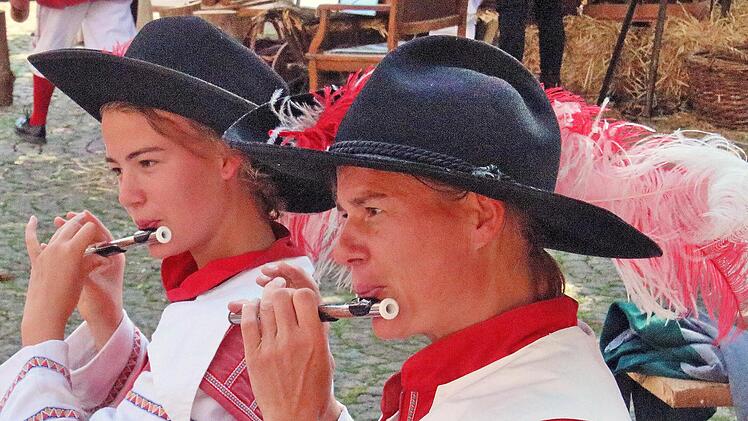 Trommler und Pfeifer ließen mit ihren Klängen akustisch das Mittelalter  aufleben. Foto: Dieter Britz