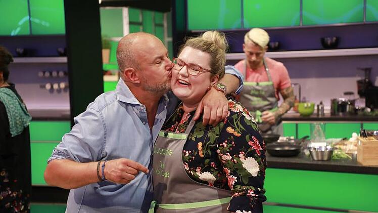 Ein Herz und eine Seele:  Hobbyköchin Susanne Klippstein und Profikoch Frank Rosin. Foto: SAT.1/Benedikt Müller