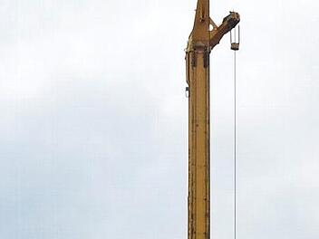 Das Großdrehbohrgerät "Bauer BG 28 H" steht bereit.  Foto: Bernhard Panzer
