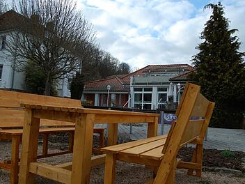 So sah es bis vor kurzem noch an der Sinneszeit in der Au aus. Die Bänke sind inzwischen abgebaut.