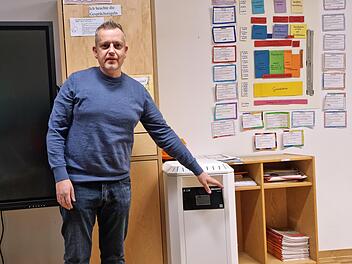 Jörg Schnappauf zeigt einen der mobilen Luftfilterreiniger, die in der Lucas-Cranach-Schule eingeführt werden sollen.