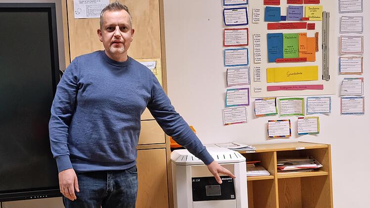 Jörg Schnappauf zeigt einen der mobilen Luftfilterreiniger, die in der Lucas-Cranach-Schule eingeführt werden sollen.