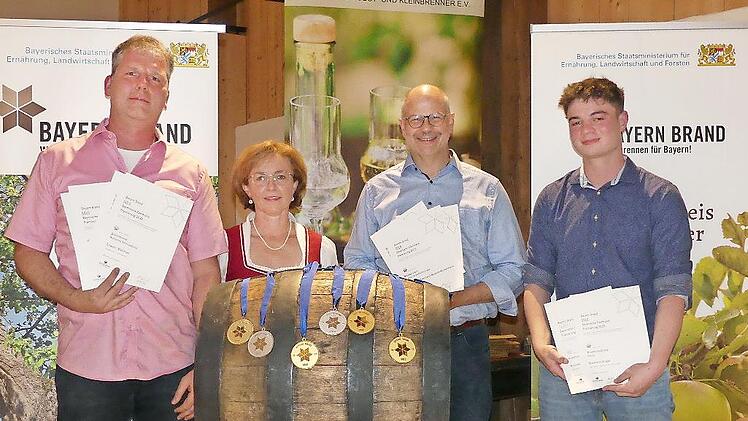 Bei der Prämierung (von links): Matthias Erlwein aus Weigelshofen, Brigitte Schauer vom Verband der Obst- und Kleinbrenner, Norbert Winkelmann aus Hallerndorf und H. Singer aus Mittelehrenbach.